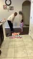 Papa apprend à sa fille des pas de danse.. trop mignonne !