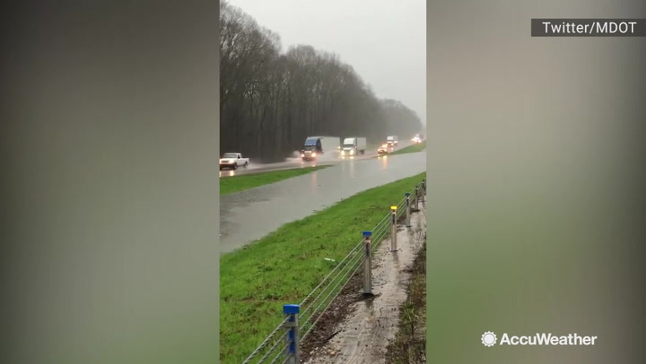 Flash floods inundate Mississippi roads and highways