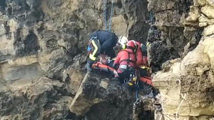 Rescatado un varón de 51 años en un acantilado de la zona del Rinconín, en Gijón
