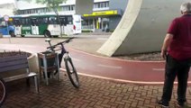 Ciclistas colidem em ciclovia na Avenida Brasil, no Centro, mobilizando equipe do Siate