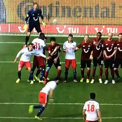 Hakan Çalhanoğlu frikikten attı..