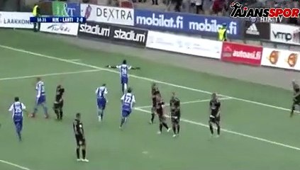 Gol sevincini abarttı, tribünden sahaya düştü!