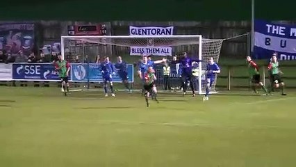 Öyle bir vurdu ki kaleci dondu kaldı!