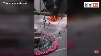 Kereta mewah hangus terbakar di hadapan Pavilion KL