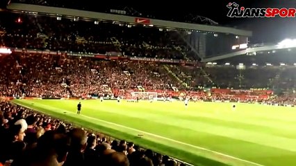 Liverpool taraftarından ManU tribününe meşale!