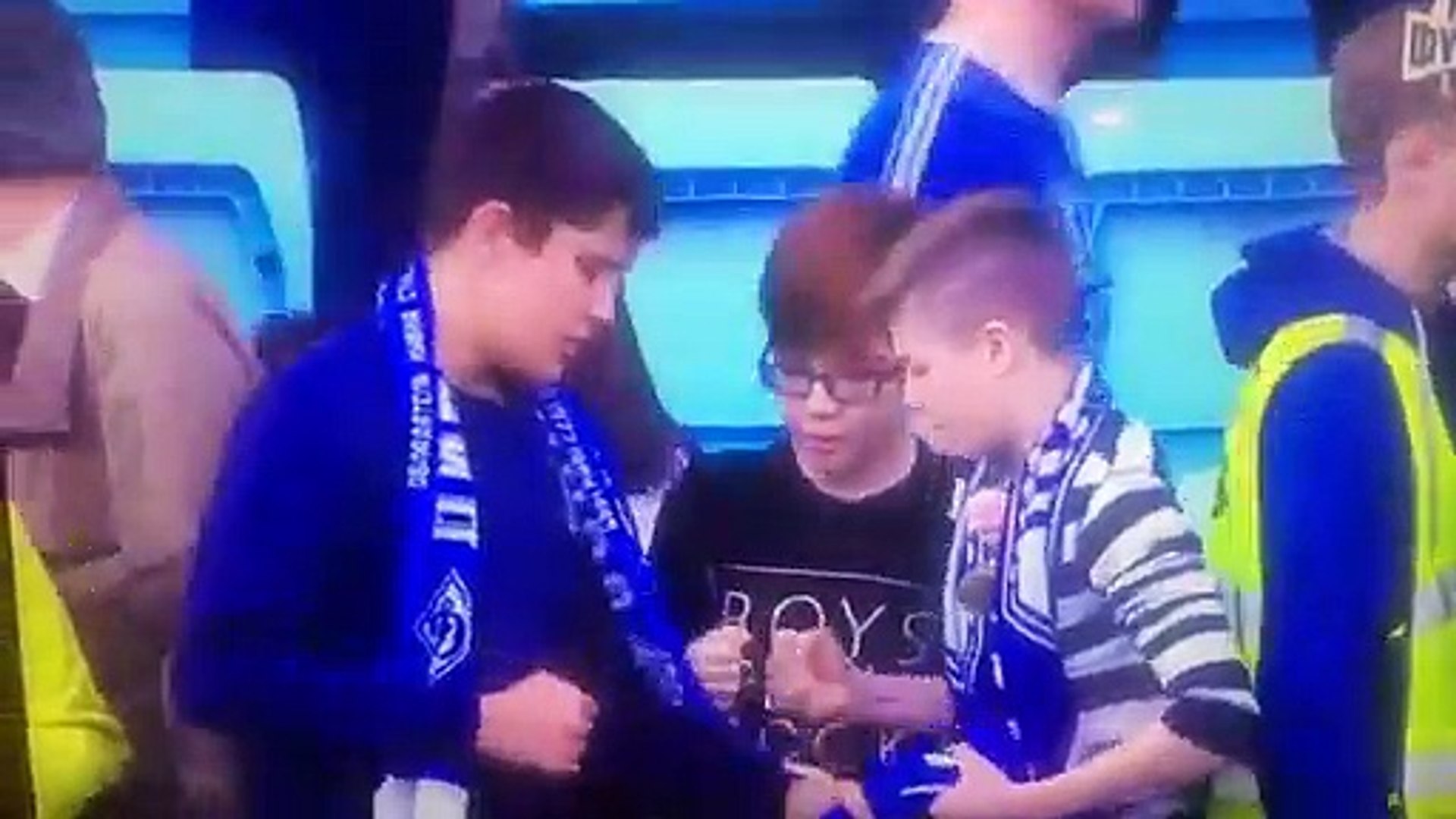 ⁣Dinamo Moskova'nın çocuk taraftarları tribüne atılan forma için taş-kağıt-makas oynadı