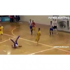 Salon futbolunda çılgın bir gol!