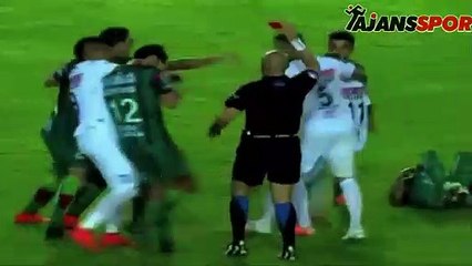 Kırmızı kart gördü, rakibe yumruk attı!