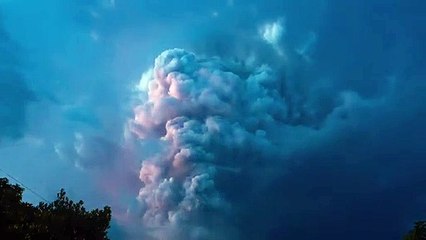 Des foudres illuminant le volcan Taal aux Philippines