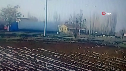 Direğe çarparak ikiye bölünen araç kamerada