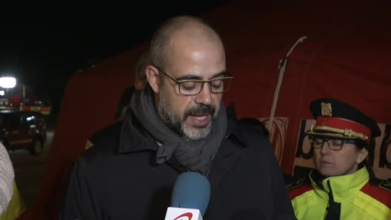 Los bomberos trabajan en la extinción del incendio en la petroquímica de Tarragona