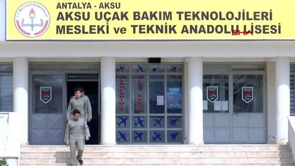 Okulun bahçesine, boeing 737- 400'ün ardından savaş uçağı