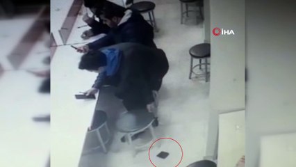 İki şahsın yere düşen cüzdanı ayaklarıyla çalma çabası kamerada