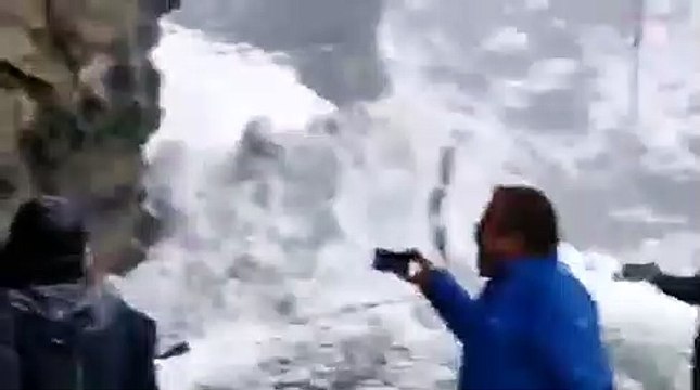 Une avalanche glissant sur une route de l'Himachal Pradesh alors que les touristes se précipitent vers la sécurité.