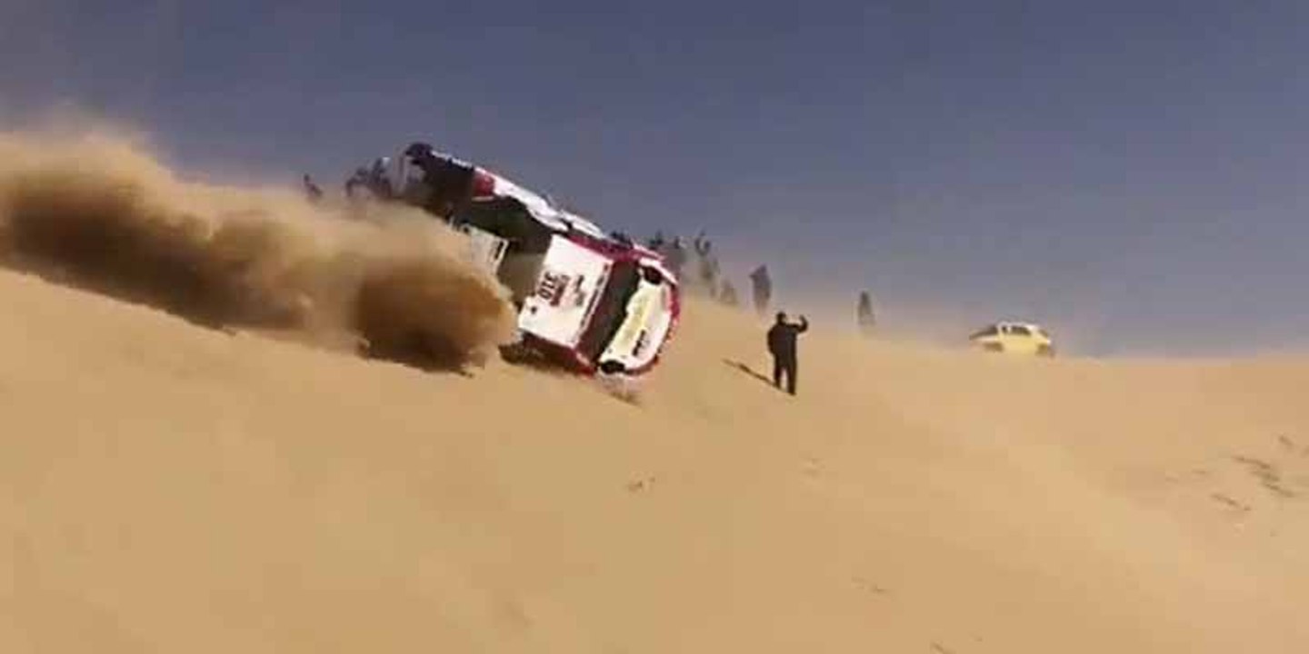 Fernando Alonso, accidentado y dando vueltas de campana en el Dakar