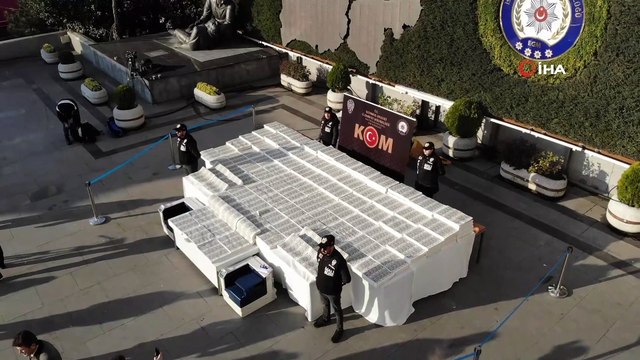 İstanbul Emniyet Müdürlüğü Mali Şube ekiplerinin Kağıthane ve Sarıyer'de düzenlediği operasyonda 127 milyon 500 bin sahte ABD doları ele geçirildi. Sahte para basımında kullanılan matbaa makinelerine el konulurken, 8 şüpheli gözaltına