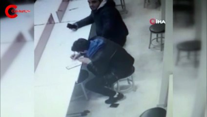 Yere düşen cüzdanı ayaklarıyla kendilerine çekip çaldılar