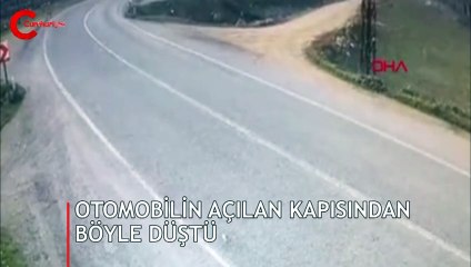 Küçük kız seyir halindeki otomobilden böyle fırladı!