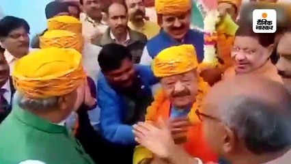 दिग्विजय और कैलाश विजयवर्गीय ने एक-दूसरे को पहनाई मालवी पगड़ी, खूब ठहाके लगाए