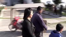 Eşinden boşanan kadın, adliye önünde davul zurna eşliğinde halay çekti