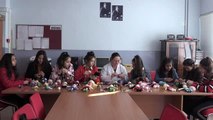 Roman kızlar okula oyuncak bebeklerle bağlandı