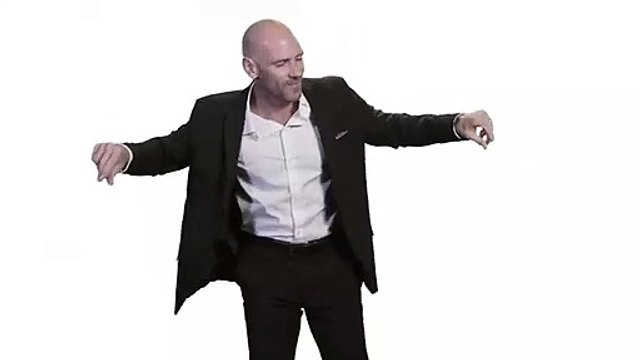 Ünlü porno yıldızı Johnny Sins, Türkiye'ye geleceğinin haberini 'Erik Dalı' eşliğinde oynayarak verdi