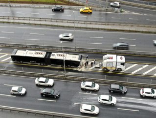 Şişli'de seyir halindeki metrobüste yangın çıktı