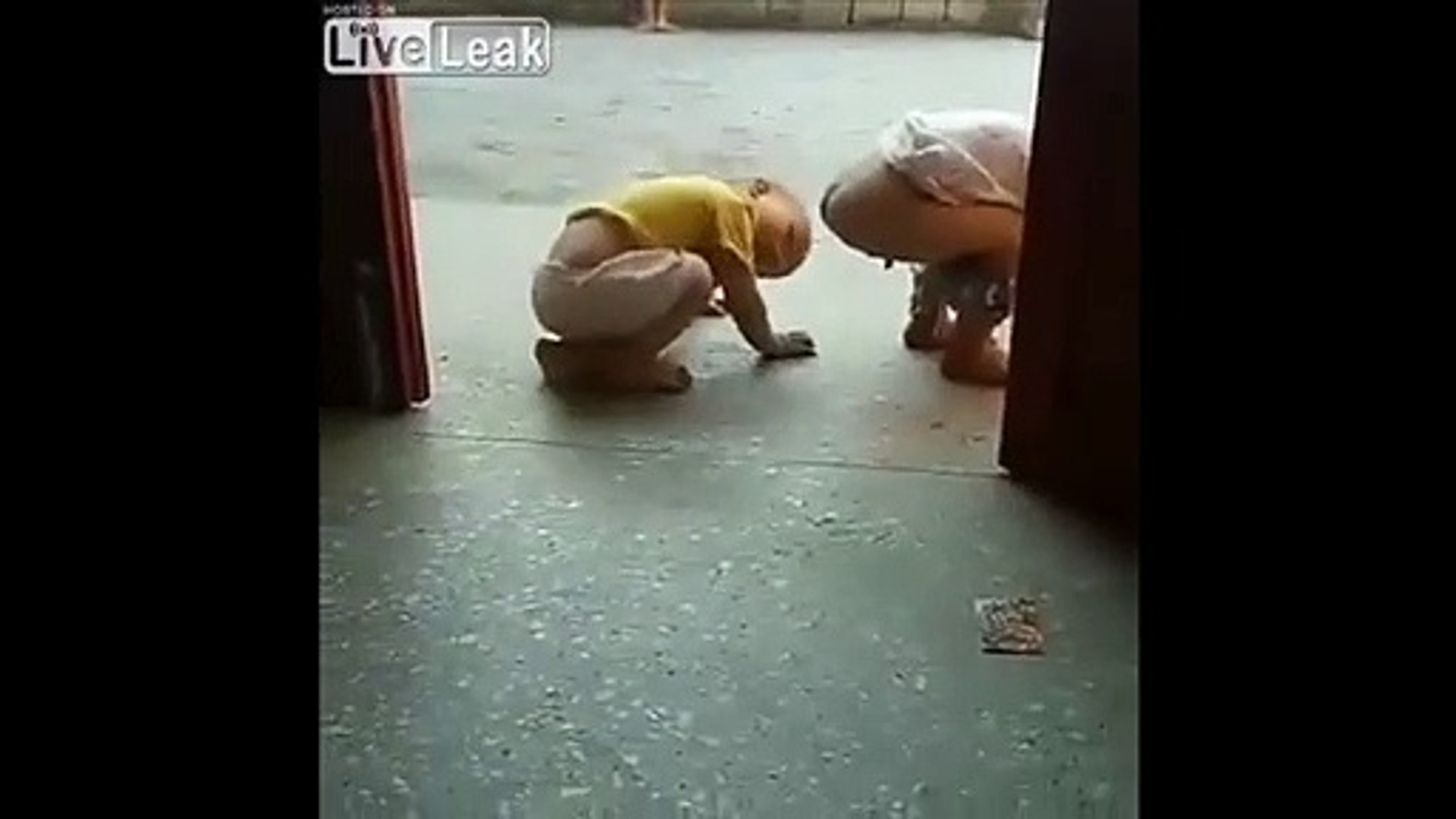 Bebe Trop Curieux Son Frere Lui Fait Caca Sur La Main Video Dailymotion