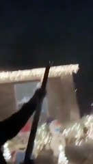 Il touche un drone en vol avec un feu d'artifice de nuit !