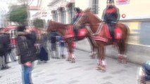 İstiklal Caddesi'nde atlı polislerin geçidi turistlerden büyük ilgi gördü