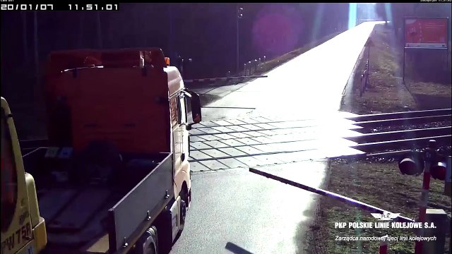 L’arrière de ce camion a été percuté par un train car il n’a pu s’arrêter à temps devant la barrière de passage à niveau