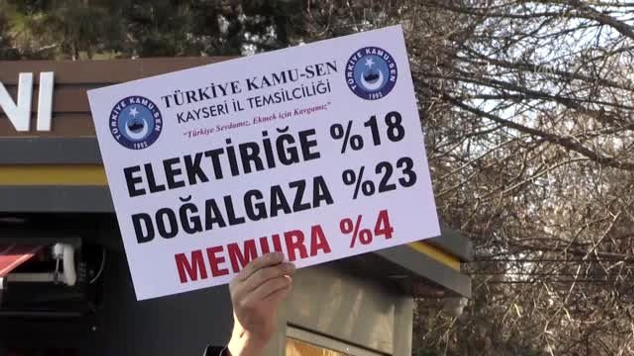 Türkiye Kamu-Sen üyeleri, memur maaş zammını bordro yakarak protesto etti