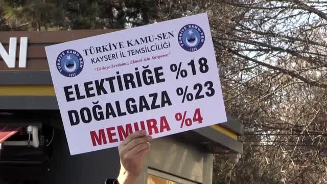 Türkiye Kamu-Sen üyeleri, memur maaş zammını bordro yakarak protesto etti