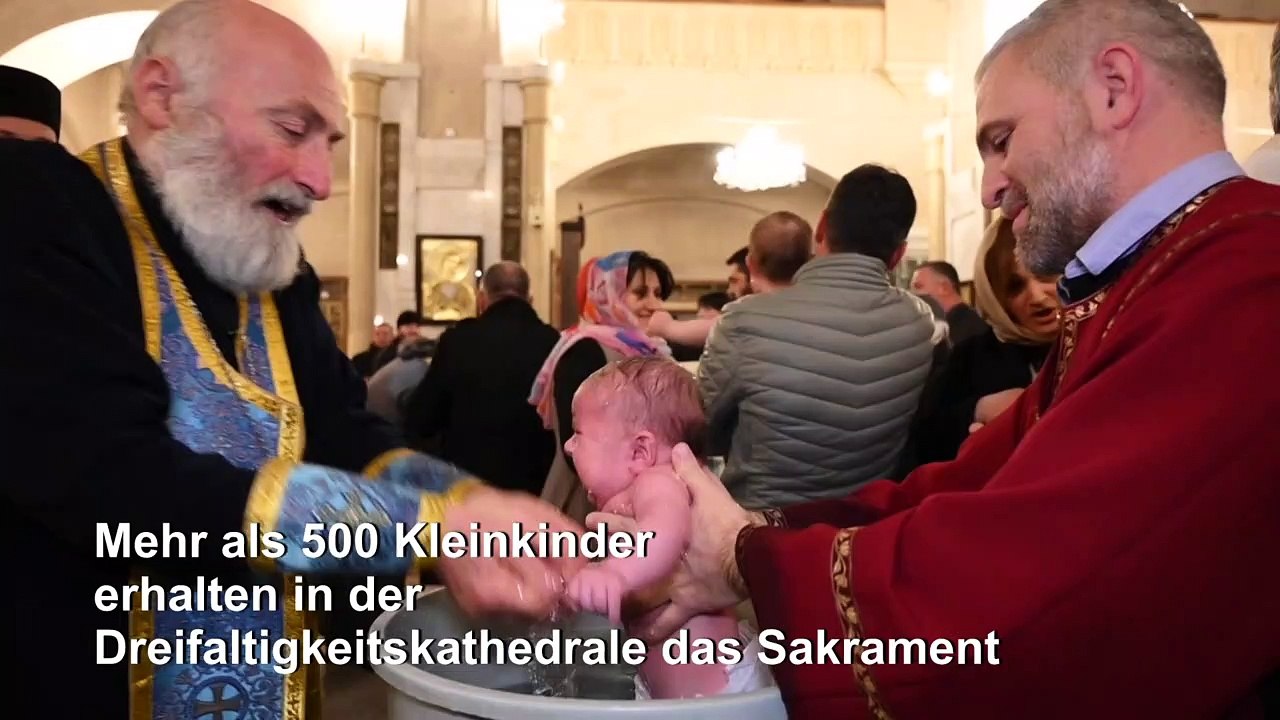 Ganz schön rabiat: Massentaufe in Georgien