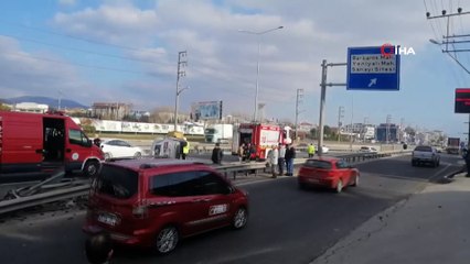 Bariyerlere çarpan otomobil yan yattı: 1 yaralı