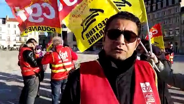 Une trentaine de manifestants CGT des cheminots de Lorraine rassemblés place Simone Veil à Nancy