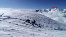 Van vedaş ekipleri atlarla karlı dağları aşıp arızaya ulaşıyorlar
