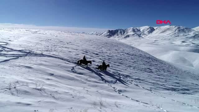 Van vedaş ekipleri atlarla karlı dağları aşıp arızaya ulaşıyorlar