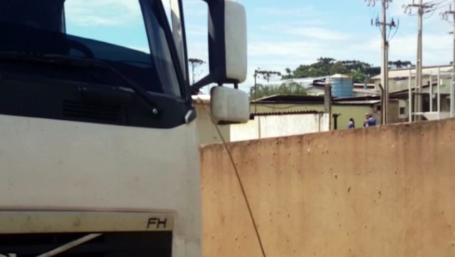 Fio de energia cai em cima de caminhão e estoura pneus do veículo