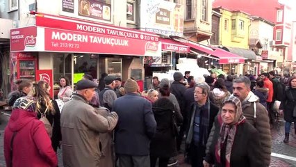 Kilogramı 5 liradan hamsi alabilmek için saatlerce beklediler