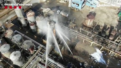 Imágenes aéreas del incendio en la planta petroquímica de Tarragona