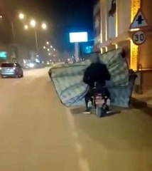 Araçların vızır vızır geçtiği yolda motosikletle 2 yatak taşıdılar