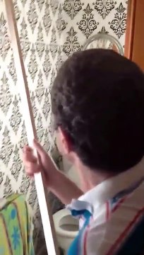 Cet homme est mis au défi de tuer une araignée alors qu’il a une peur bleue de ces arachnides.