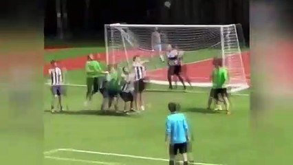 Kendi kalesine atılan inanılmaz gol