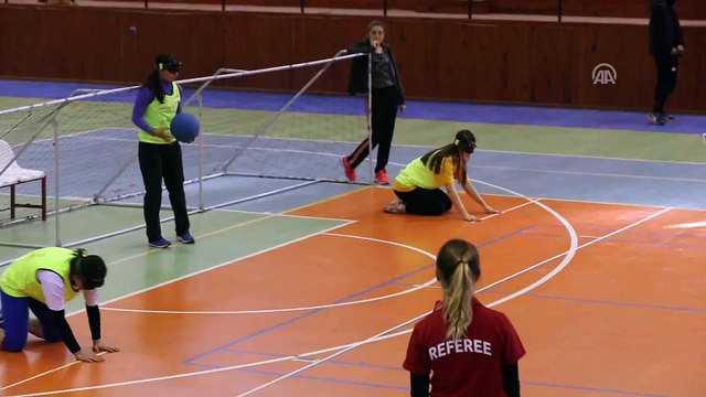 Öğrenciler ile görme engelli sporcular golbol maçı yaptı
