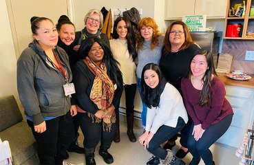 Duquesa Meghan faz visita surpresa a centro de mulheres