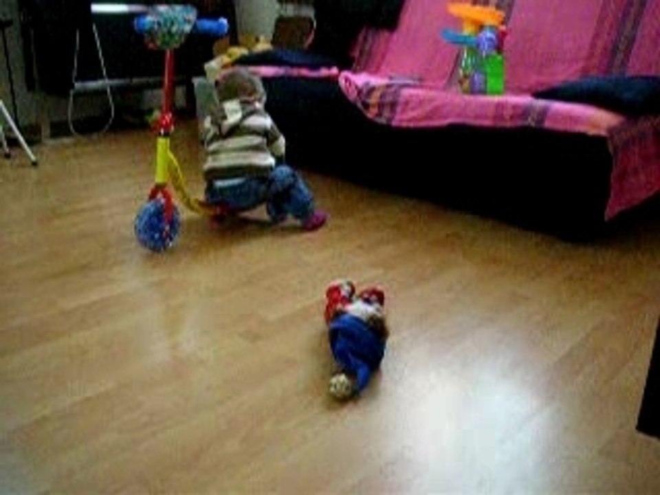 Noam fait de la trotinette