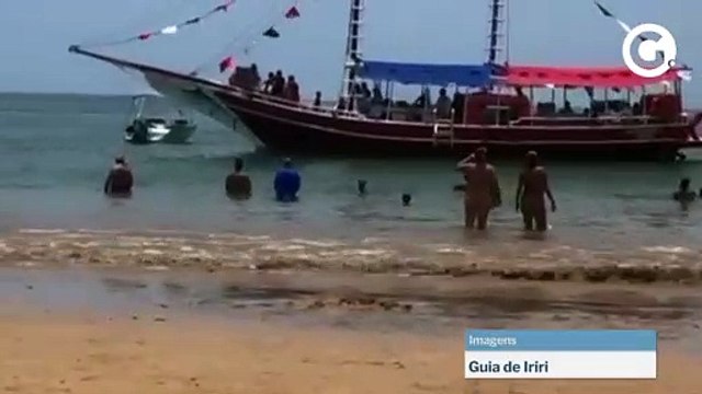 Escuna é flagrada passando perto de banhistas em Iriri