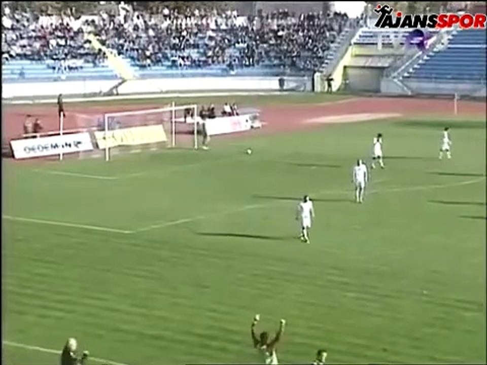 Eski Beşiktaşlı ceza sahası dışından harika vurdu!