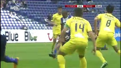 Topa değil futbolcuya çıktı! Kaleciden sert müdahale...